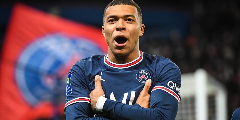 Mbappé bị cô lập trong phòng thay đồ